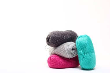 Beyaz arkaplanda dikiş ipliği