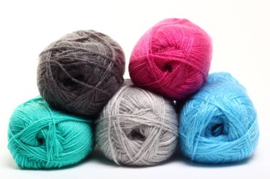 Beyaz arkaplanda dikiş ipliği