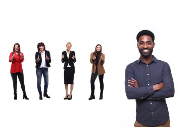 Beyaz arka planda Irklar arası insanlar