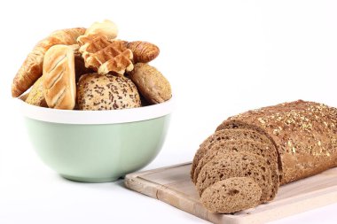 Farklı somunlar ile ahşap tahta ve kase üzerinde kesme somun