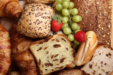 Ahşap sepet üzüm ve çilek ile farklı somun seti