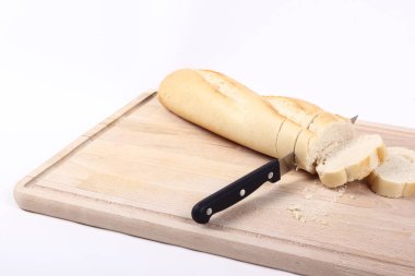 Ahşap tahta üzerinde bıçaklı somun kesme