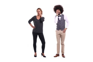 ırklararası çift beyaz arka plan üzerinde