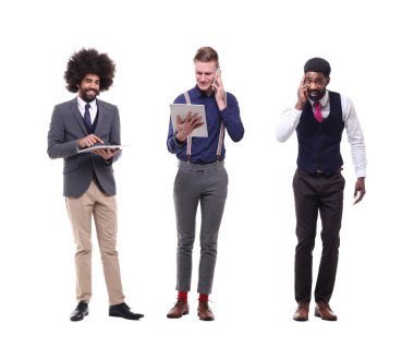 Beyaz arka planda gadget'lar kullanan erkekler