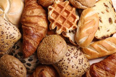 Ahşap arka plan üzerinde farklı somun seti