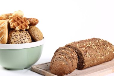 Farklı somunlar ile ahşap tahta ve kase üzerinde kesme somun