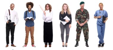 Beyaz arka planda farklı mesleklere sahip kişiler