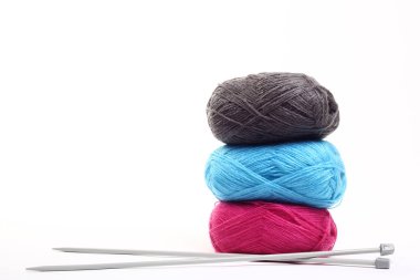 Beyaz arkaplanda dikiş ipliği