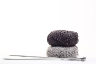 Beyaz arkaplanda dikiş ipliği