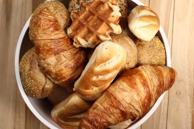 Ahşap arka plan üzerinde kase farklı somun seti