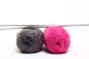 Beyaz arkaplanda dikiş ipliği