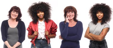 Güzel beyaz ve Afrikalı kadınların farklı duygularla