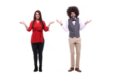 ırklararası çift beyaz arka plan üzerinde