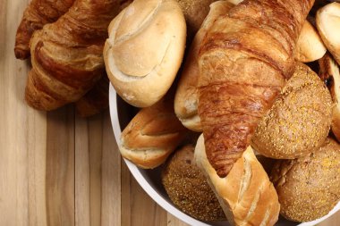 Ahşap arka plan üzerinde kase farklı somun seti