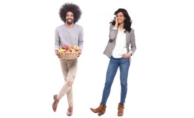 Beyaz arka planda farklı meyve ve kadın ile ahşap sepet tutan Adam