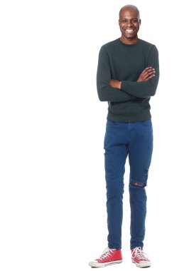 Siyah genç adam gülümsüyor