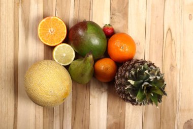 Ahşap arka planda meyve ve çilek seti