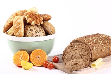 Farklı somunlar ile ahşap tahta ve kase üzerinde kesme somun  