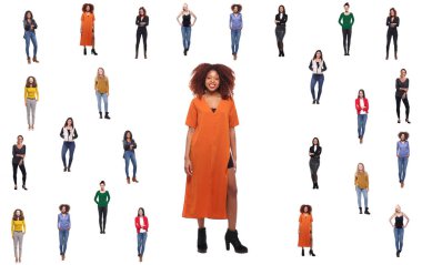 Beyaz arka planda Interraccial kadınlar