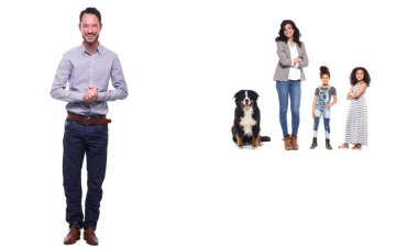 Beyaz arka planda köpek ile Mutlu insanlar