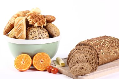 Farklı somunlar ile ahşap tahta ve kase üzerinde kesme somun 