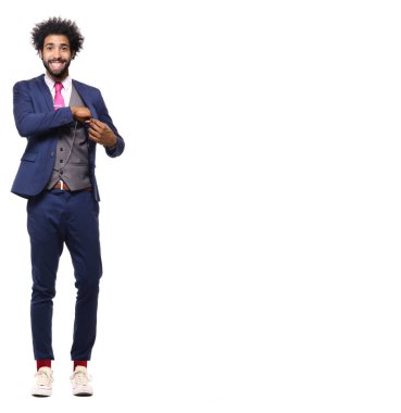 Siyah genç adam gülümsüyor