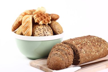 Farklı somunlar ile ahşap tahta ve kase üzerinde kesme somun