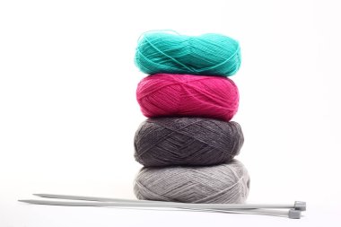 Beyaz arkaplanda dikiş ipliği