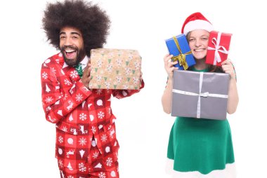 Mutlu afro-amerikan adam ve beyaz kadın noel zamanı