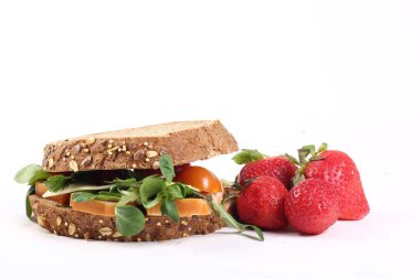 Beyaz arka planda çilek ile sulu sandviç