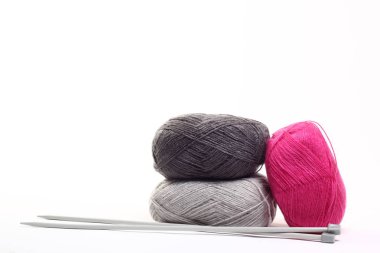 Beyaz arkaplanda dikiş ipliği