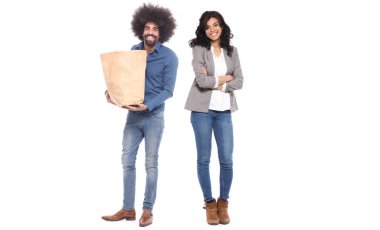 ırklararası çift beyaz arka plan üzerinde