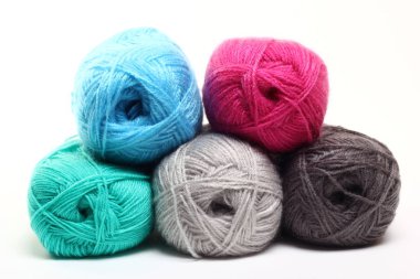 Beyaz arkaplanda dikiş ipliği