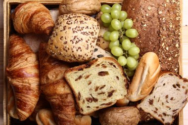 Ahşap sepet üzüm ile farklı somun seti