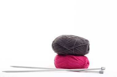 Beyaz arkaplanda dikiş ipliği