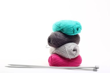 Beyaz arkaplanda dikiş ipliği