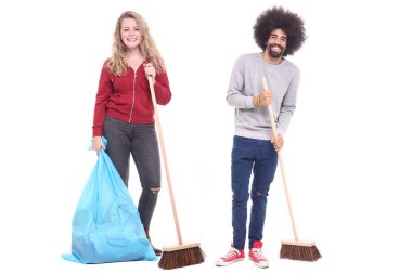 Temizlik işçileri beyaz arka planda poz