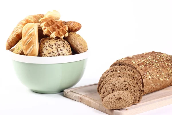 Farklı somunlar ile ahşap tahta ve kase üzerinde kesme somun