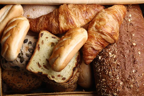 Ahşap arka plan üzerinde farklı somun seti