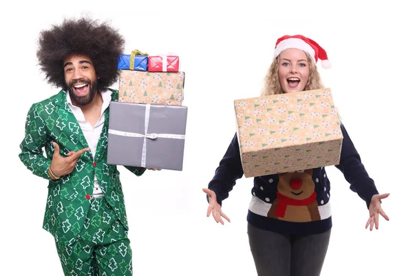 Mutlu afro-amerikan adam ve beyaz kadın noel zamanı