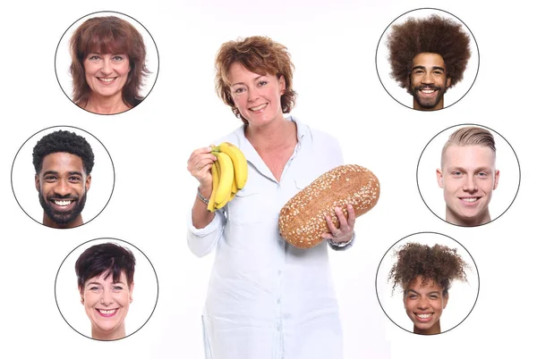 Erwachsene Frau Hält Bananen Mit Brotlaib Und Gemischtrassigen Menschen — Stockfoto