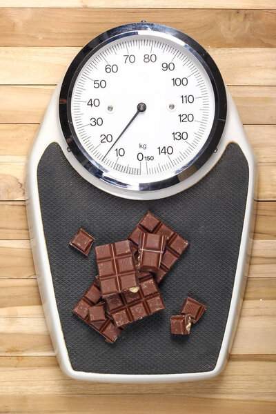 Шоколад лежит на весе
