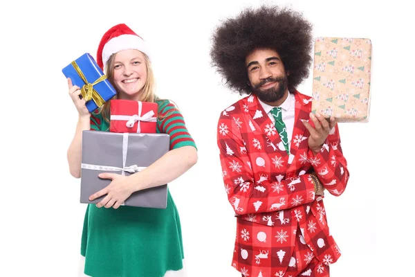 Mutlu afro-amerikan adam ve beyaz kadın noel zamanı