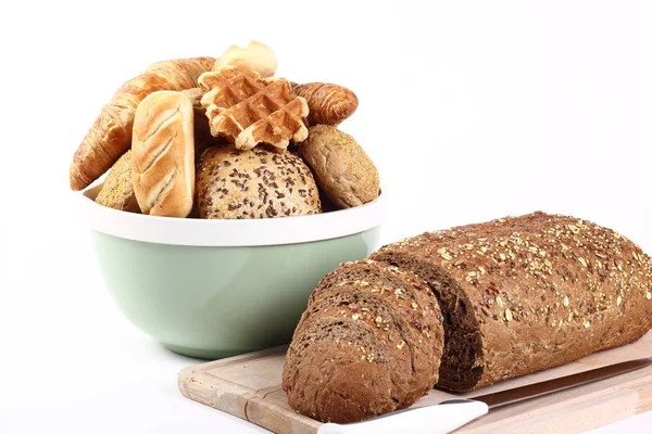 Farklı somunlar ile ahşap tahta ve kase üzerinde kesme somun