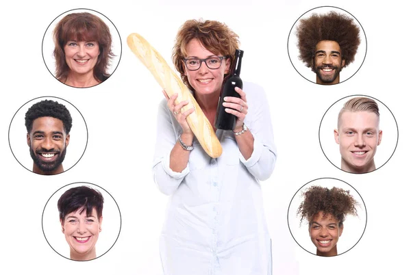 Erwachsene Frau Mit Alkoholflasche Mit Brotlaib Und Gemischtrassigen Menschen — Stockfoto