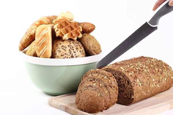 Farklı somunlar ile ahşap tahta ve kase üzerinde kesme somun