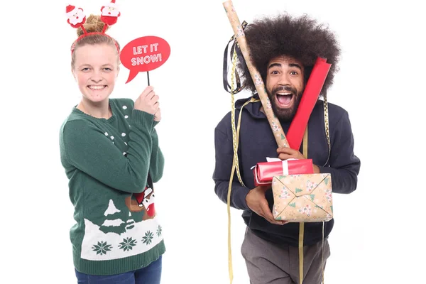 Mutlu afro-amerikan adam ve beyaz kadın noel zamanı