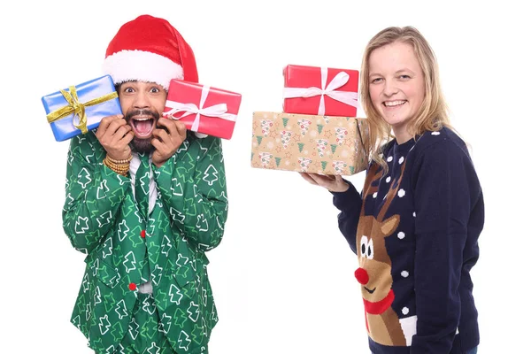 Mutlu afro-amerikan adam ve beyaz kadın noel zamanı