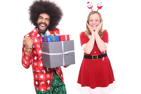 Mutlu afro-amerikan adam ve beyaz kadın noel zamanı