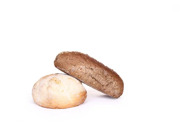 白い背景に隔離された異なる新鮮なパン — ストック写真